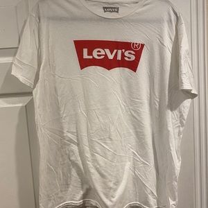 Oversized Levi’s t-shirt